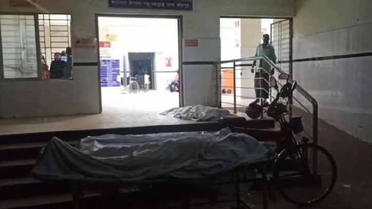 বাসের ধাক্কায় সড়কে ঝরল দুই প্রাণ, নিহত ইমাম ও মাদ্রাসাশিক্ষক